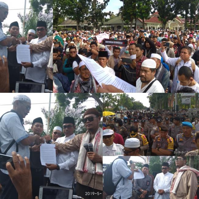 Menamakan diri Umat Islam Riau melawan, Massa bacakan pernyataan sikap didepan Komisioner KPU 